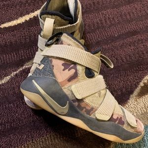 Nike LeBron Zoom Soldier 11 Camo shoes boy size 5Y
